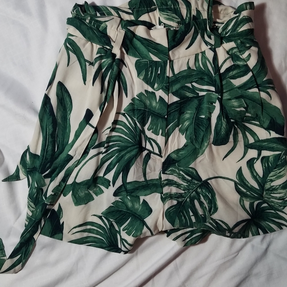 leaf pattern shorts - Picture 2 of 3